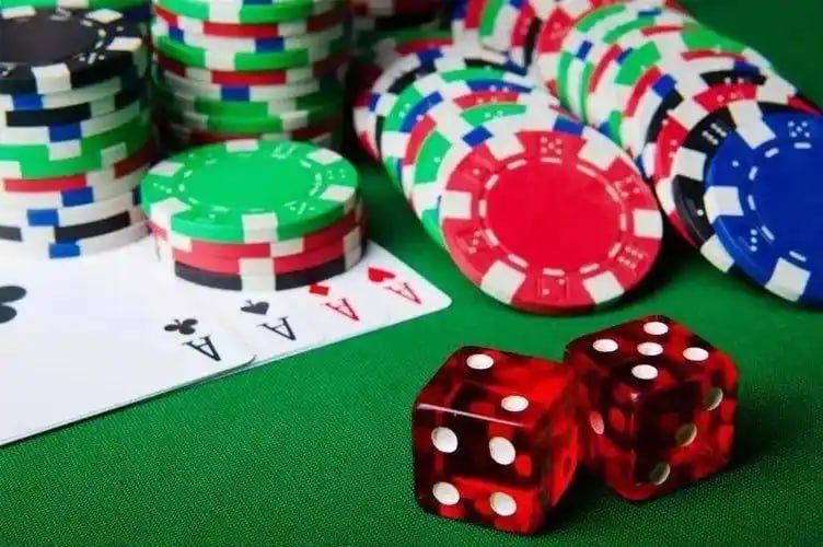 Ilustrasi mekanisme gulungan slot online dengan simbol-simbol permainan digital